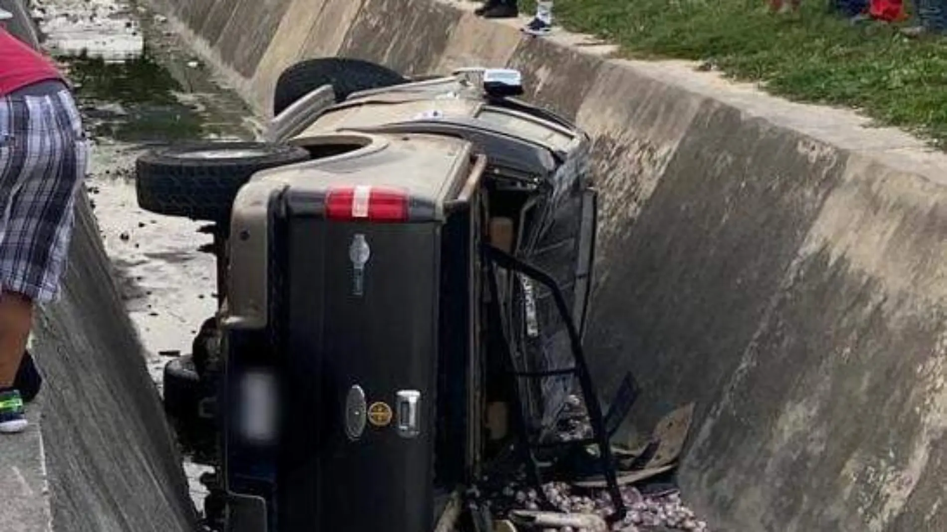 Vecinos de este sector en Tampico, mismos que fueron testigos del accidente, ayudaron al conductor de la camioneta a salir